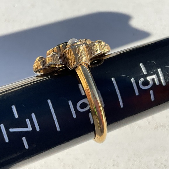 Vintage Avon Versailles Ring Faux emerald and pearls gold tone setting size 6 - Picture 3 of 9